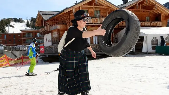 Julia Stückelschwaiger vom Tourismusverband Turracher Höhe voll im Einsatz beim „Autoreifen schmeißen“!