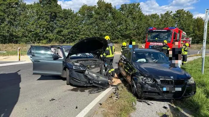 Zwei Pkw kollidierten, zwei Männer wurden leicht verletzt