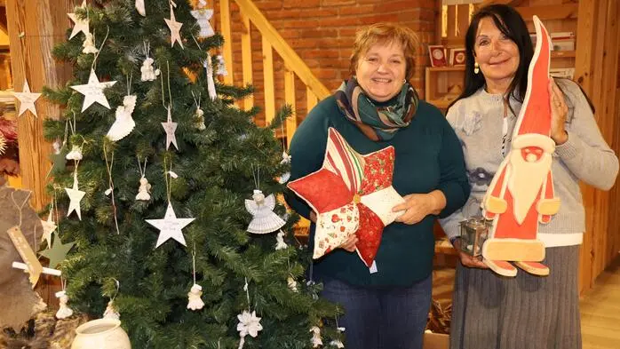Die Ottersbachmühle bei St. Peter am Ottersbach verwandelt sich auch heuer in einen magischen Schauplatz voller Kunsthandwerk. Organisatorin Monika Absenger und Anni Pölzl stellten die Ausstellungsstücke vor