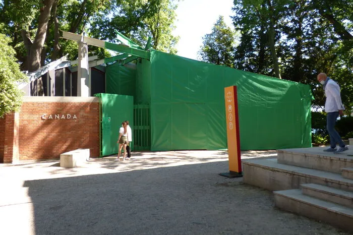 Wie von Christo verhüllt: der kanadische Pavillon