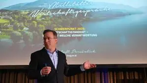 Zu sehen ist Professor und Executive Coach Matthias Ehrhardt auf der Bühne der Millstätter Wirtschaftsgespräche  | Matthias Ehrhardt, Gründer und Geschäftsführer des Autoris Leadership Instituts 