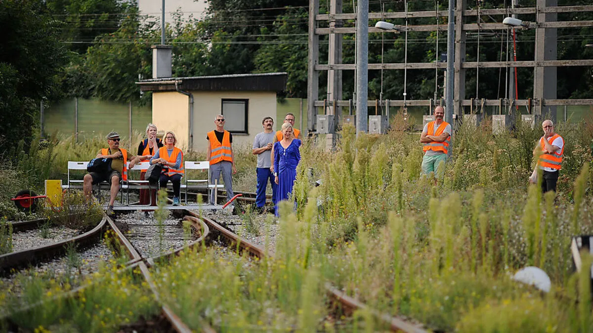 Auf den Gleisen wächst Gras und auch sonst ist an Nordwestpassage ziemlich viel hinreißend