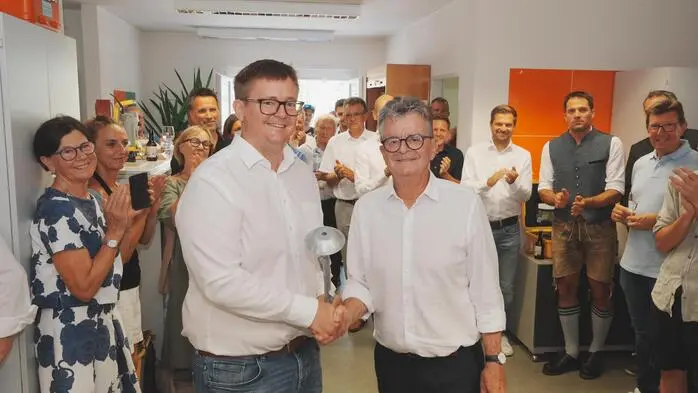 Horst Klampferer (rechts) feierte die Übergabe seines Vermessungsbüros an Valentin Schuster