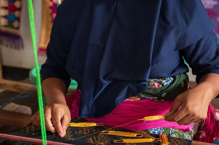 Wer sich für Webarbeiten interessiert, wird auf Lombok fündig. Auf der indonesischen Insel entstehen in Handarbeit Tücher in allen Farben. Im Weber-Dorf "Sukarara" kann man ein paar Frauen bei ihrer Arbeit über den Webstuhl blicken - und natürlich im dahinterliegenden Geschäft einkaufen.