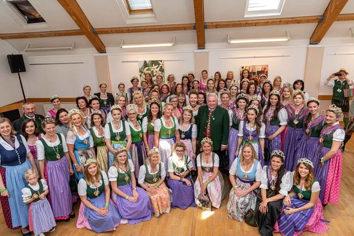 Geballte Frauen-Power: rund 70 Hoheiten aus den vergangenen 60 Jahren gaben sich heuer beim Jubiläumsfest ein Stelldichein