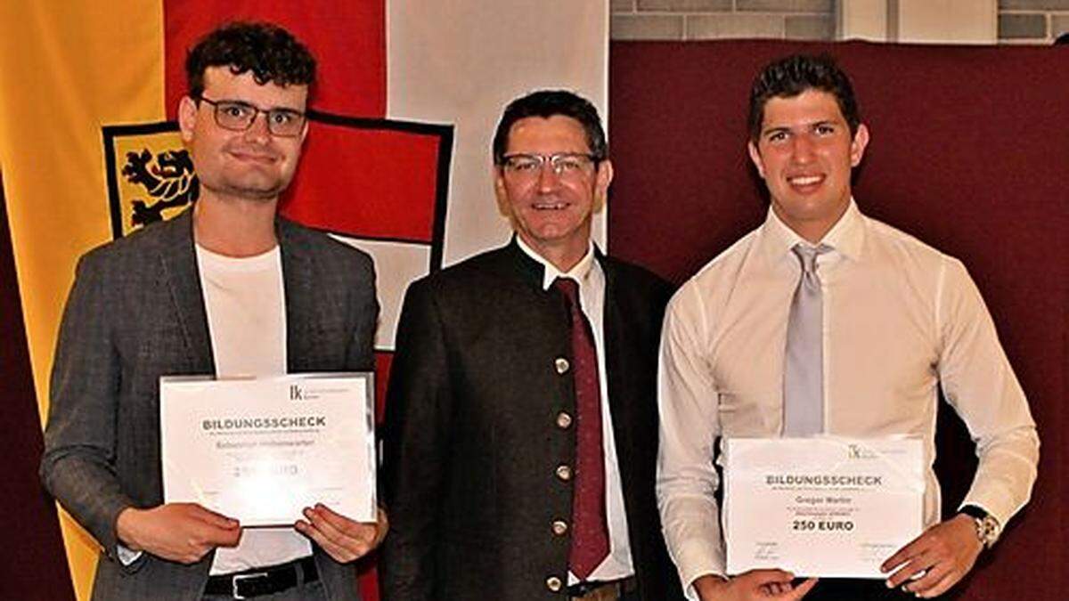 Sebastian Hohenwarter, LK-Präsident Siegfried Huber und Gregor Martin bei der Preisübergabe