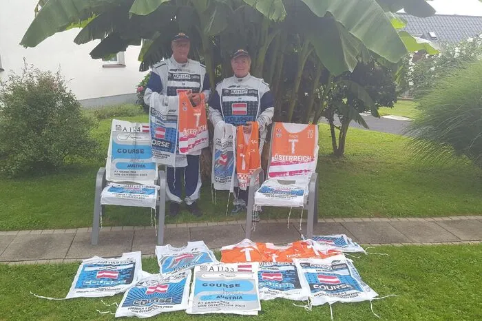 Die Pachlers mit jeder Menge Andecken an Grands Prix und Moto GP. Die Latze, die sie trugen, durften sie behalten.