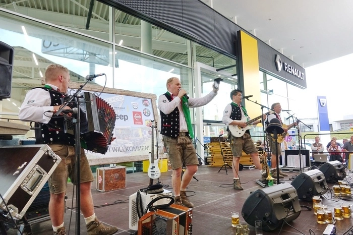 Die Edelseer sorgten am Nachmittag für Hochstimmung im Festzelt.