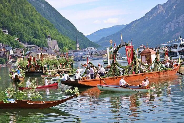 Die festlich geschmückten Hauptboote der Prozession - so genannte "Mutzen" - sind noch immer große, von Hand geruderte Holzzillen mit denen früher der Salztransport erfolgte.