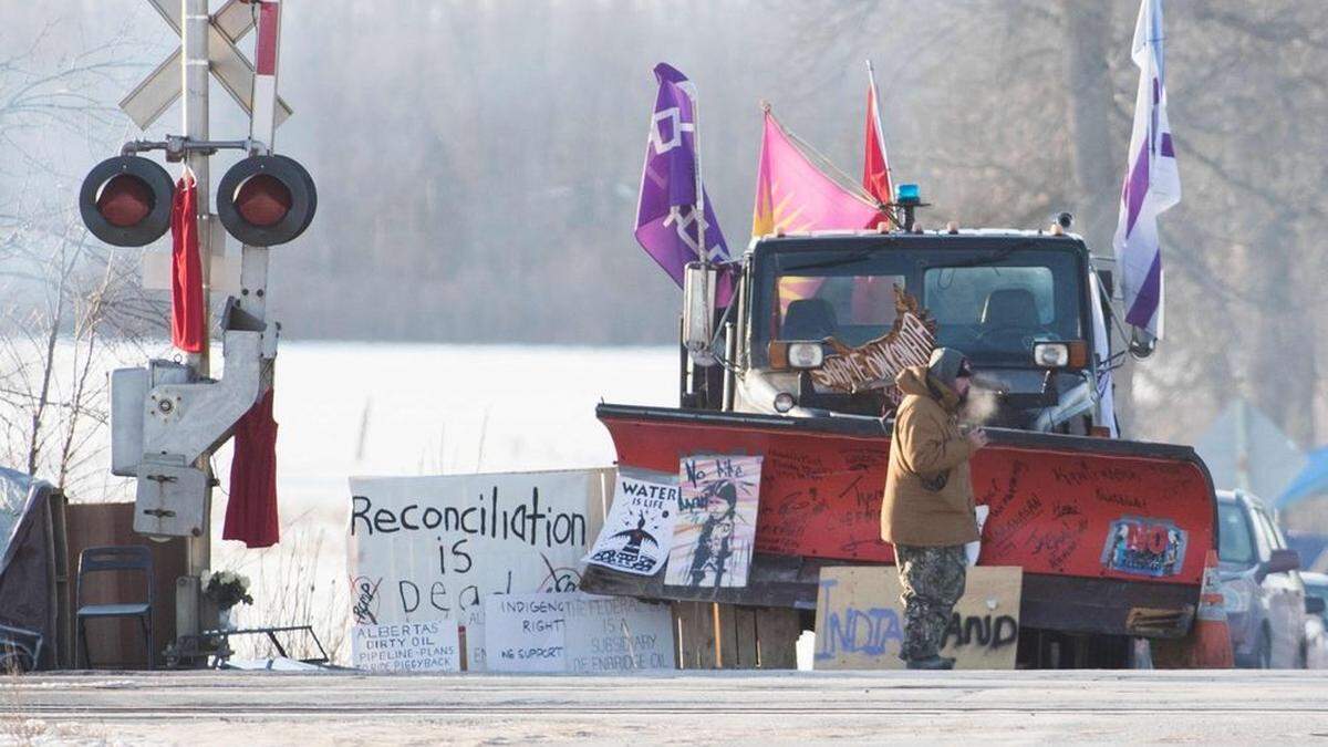 Polizei räumt Schienenblockade durch Ureinwohner