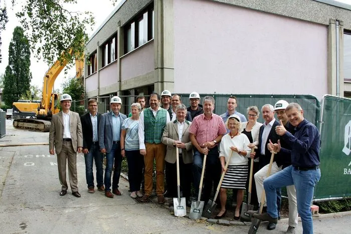 Spatenstich bei der Volksschule Pischelsdorf.