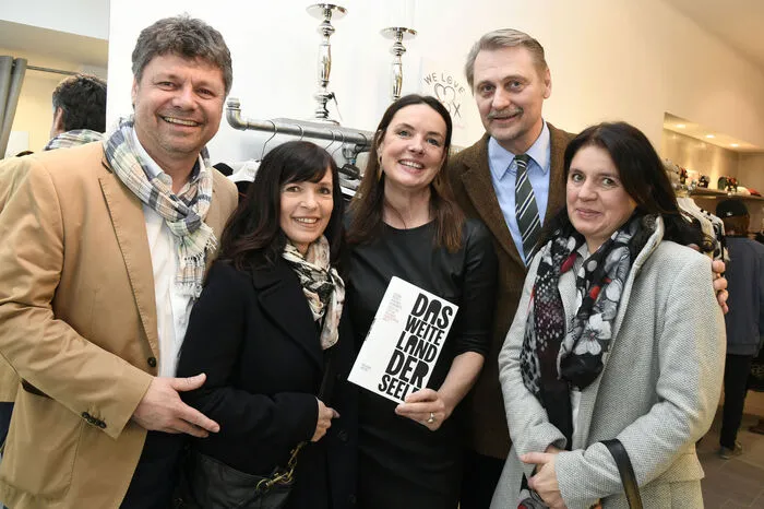 Viele Kunden und Freunde waren zur Eröffnung gekommen. Darunter auch der Spittaler Bürgermeister Gerhard Pirih mit Ehefrau Petronilla, hier mit Zinell-Chefin Marion Neuschitzer, und Pirihs Schwester Ines Psota, die mit dem Wiener Psychiater und Buchautor Georg Psota verheiratet ist.