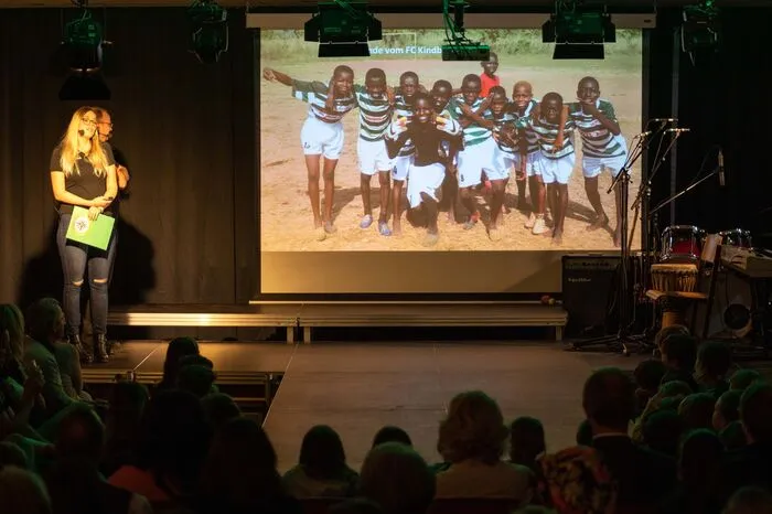 Es wurde über die Situation der Schüler in Ghana berichtet...