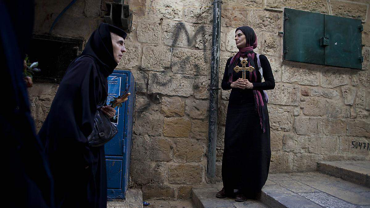 Orthodoxe Christinnen gehen am Karfreitag auf der Via Dolorosa in Jerusalem betend den Kreuzweg