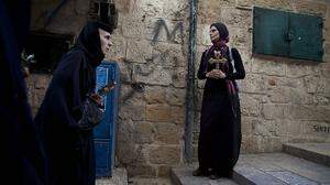Orthodoxe Christinnen gehen am Karfreitag auf der Via Dolorosa in Jerusalem betend den Kreuzweg