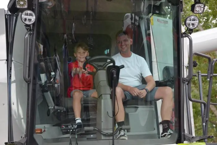 Ausstellungen von landwirtschaftlichen Geräten oder die Informationsstände von Feuerwehr und Polizei wurden mit viel Interesse wahrgenommen. Ebenso begeisterte das Angebot für Kinder und Junggebliebene mit Autodrom, Ringelspiel und Schießständen