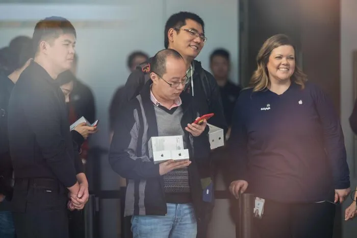 Auf der chinesischen Internetplattform Taobao wurden das iPhone X mit einem Aufschlag von 500 Yuan (65 Euro) angeboten. Die Schwarzmarktpreise seien niedriger als erwartet, hieß es in Foren. Das iPhone X mit dem großen Speicher kostet in China regulär 9.688 Yuan (1.255 Euro).