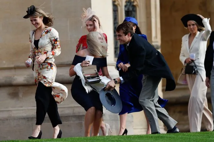 Doch das Wetter konnte mit der Hochzeit von Prinz Harry nicht mithalten. Der Wind war zwar nicht geladen, aber er kam trotzdem.