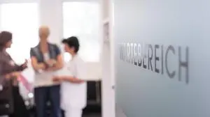 E-Card stecken oder gleich selbst bezahlen: Viele Patientinnen und Patienten weichen zu Wahlärzten aus, da die Wartezeit in Kassenordinationen häufig sehr lange sein kann