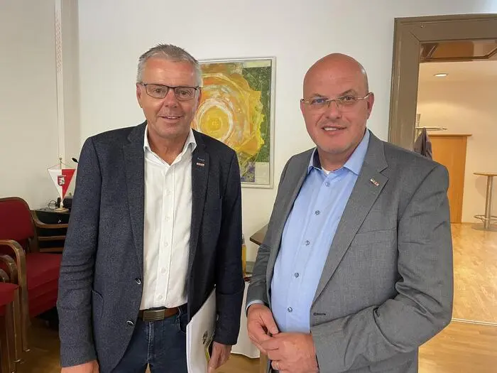 Wirtschaftskammerobmann Norbert Steinwidder (r.) fordert eine Entscheidung für die Airpower 2027. Im Bild mit Regionalstellenleiter Michael Gassner