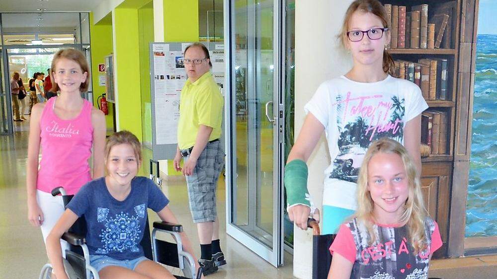 Schülerinnen in Gleisdorf probieren Rollstuhlfahren aus