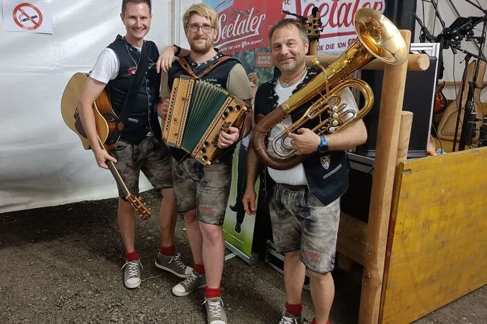 "Die Seetaler" spielten im Festzelt auf.