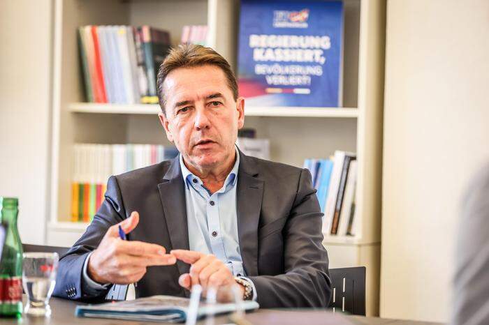 FPÖ-Chef Angerer legt den neuen Volksbefragungstext vor