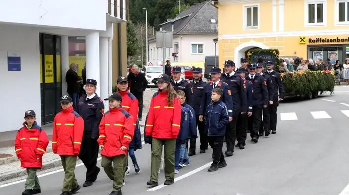 Da war es mit der Ruhe im Markt Eberstein vorbei. Grund war der Heimatherbst, zu dem die Kulturgemeinschaft Eberstein unter Obmann Stefan Sullbauer am Wochenende in Kooperation mit der Marktgemeinde und den Gewerbe- und Tourismusbetrieben geladen hatte. 