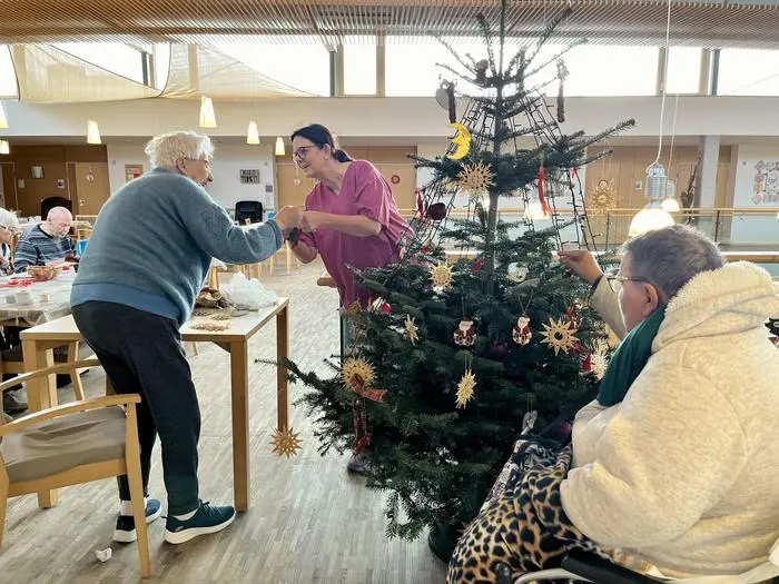 Gemeinsam wurde der Christbaum im oberen Stock geschmückt