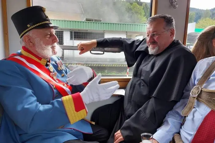 Für zusätzliche Aufmerksamkeit sorgte Friedrich Fritz aus Friesach. In Frojach verteilte er zahlreiche Autogramme an die Besucher. Fritz gilt als einer der bekanntesten Darsteller von Kaiser Franz Joseph I. in Österreich. 