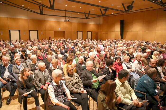 Hunderte Musikliebhaber aus dem gesamten Bezirk Feldkirchen und darüber hinaus waren Samstagabend in den örtlichen Stadtsaal gepilgert, ... 