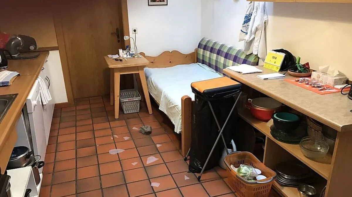 In diese Wohnküche fiel der Stein zuerst aufs Bett und dann auf den Boden
