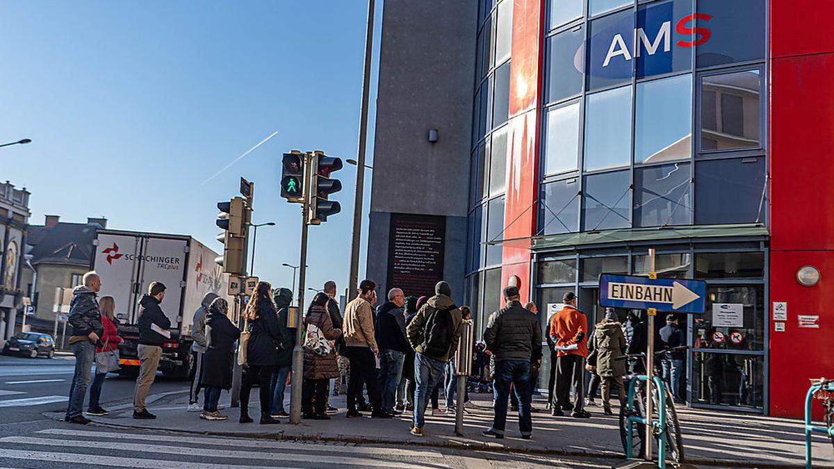 Am Montag bildeten sich vor dem AMS in Graz schlangen