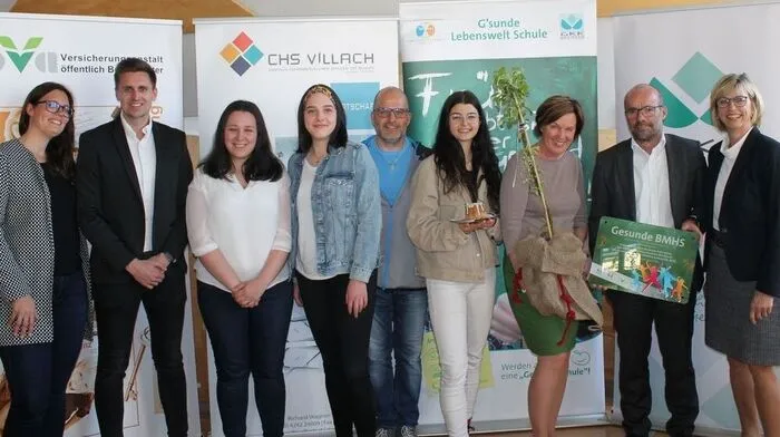Martina Wetschko und Nicolas Hafner (Projektbetreuer BVA),  Schülerinnen des CHS Villach, Robert Beck (Schulwart, Vertreter des NU-Personals),   Gertraud Tomaschitz (Projektleitung), Maximilian Miggitsch (Direktion KGKK) und Schuldirektorin Petra Mayer  