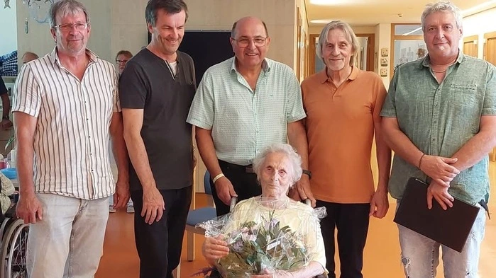 Eine ältere Dame inmitten ihrer Liebsten 
