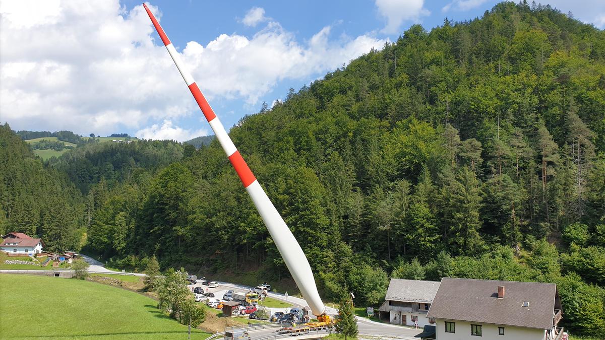 Als die neuen Flügel den Weg zum Windrad auf die Sommeralm fanden; der Schnappschuss entstand bei der Kreuzung nach der Weizklamm in St. Kathrein am Offenegg