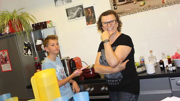 Gabriele Sager-Gingel (im oberen Bild rechts) zeigte, wie man Ringelblumenbalsam einfach selber machen kann und bekam dabei fleißige Unterstützung