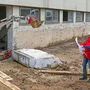 HTL-Direktor Peter Kusstatscher (rote Jacke) beim Besuch der Baustelle, die es seit gestern gibt