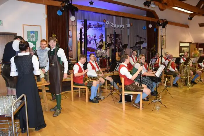 Die Gäste kamen, gemäß dem Anlass, ausnahmslos in Tracht und durften sich über eine Runde Freibier, gesponsert von Bürgermeister Hubert Lenger, freuen.