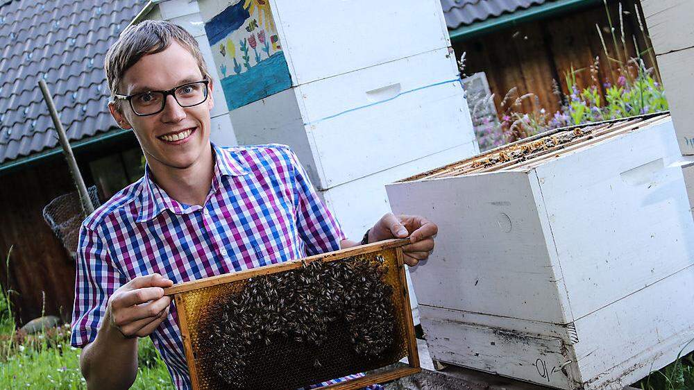 Tadej Čertov mit einem seiner sieben Bienenstöcke: Zurück aus Wien auf den Bauernhof