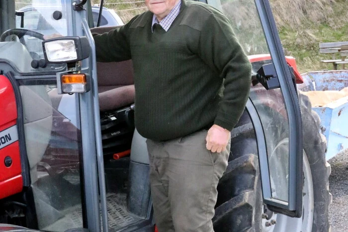 Bereits frühmorgens trudeln nach der Reihe über zwei Dutzend Landwirte mit ihren Traktoren und Autos am Parkplatz vor der Weißbergerhütte (Gemeinde: Klein St. Paul) auf der Saualm ein. 