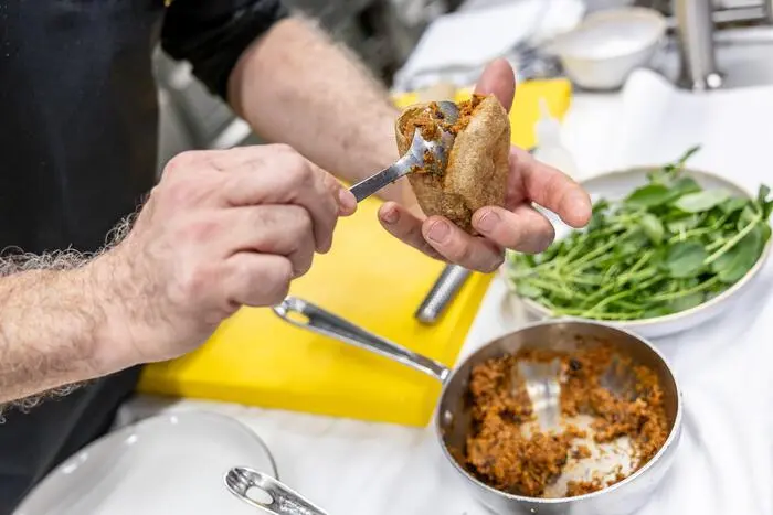 Diese innovative Version von Steirerkrapfen wird mit Käferbohnen, Cashewcreme, Chimichurri und Barbarakresse gefüllt.