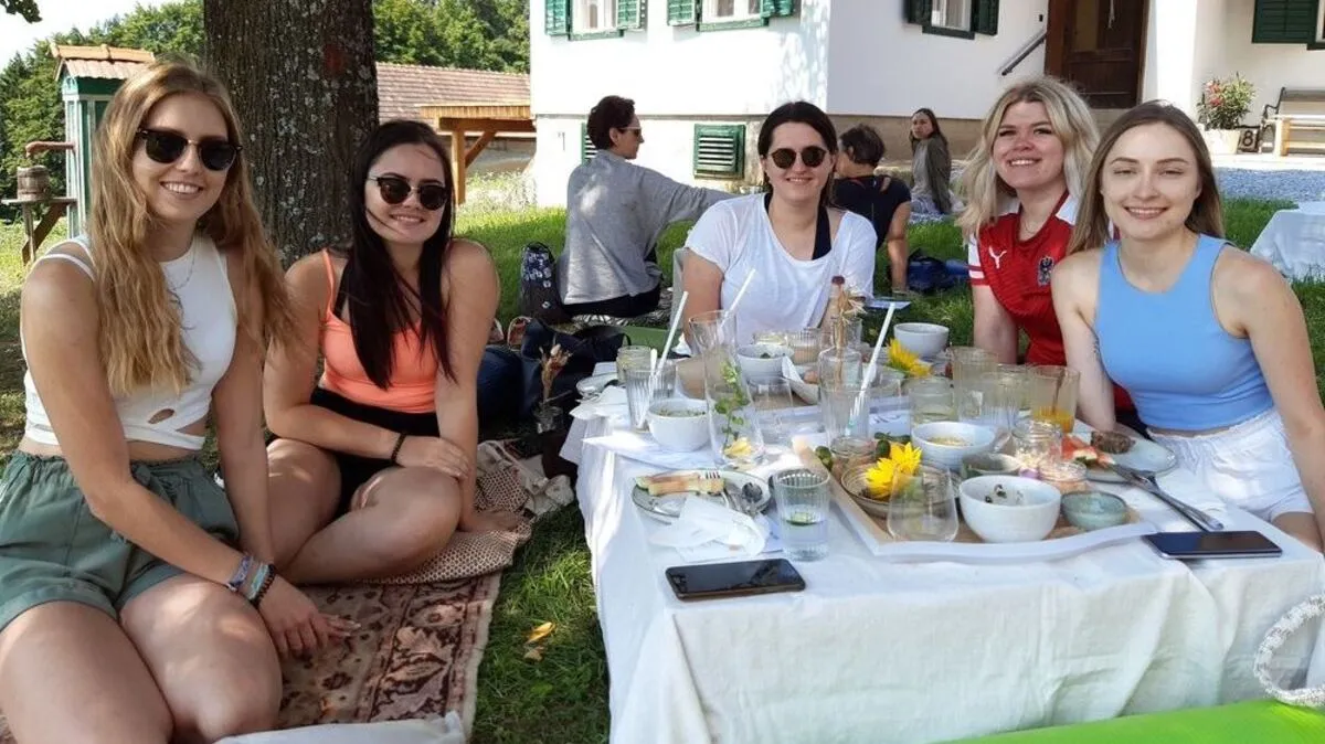 Bei den Pop Up Gschichtln in Tieschen wurden vegane Köstlichkeiten serviert, davor gab es eine Yoga-Einheit