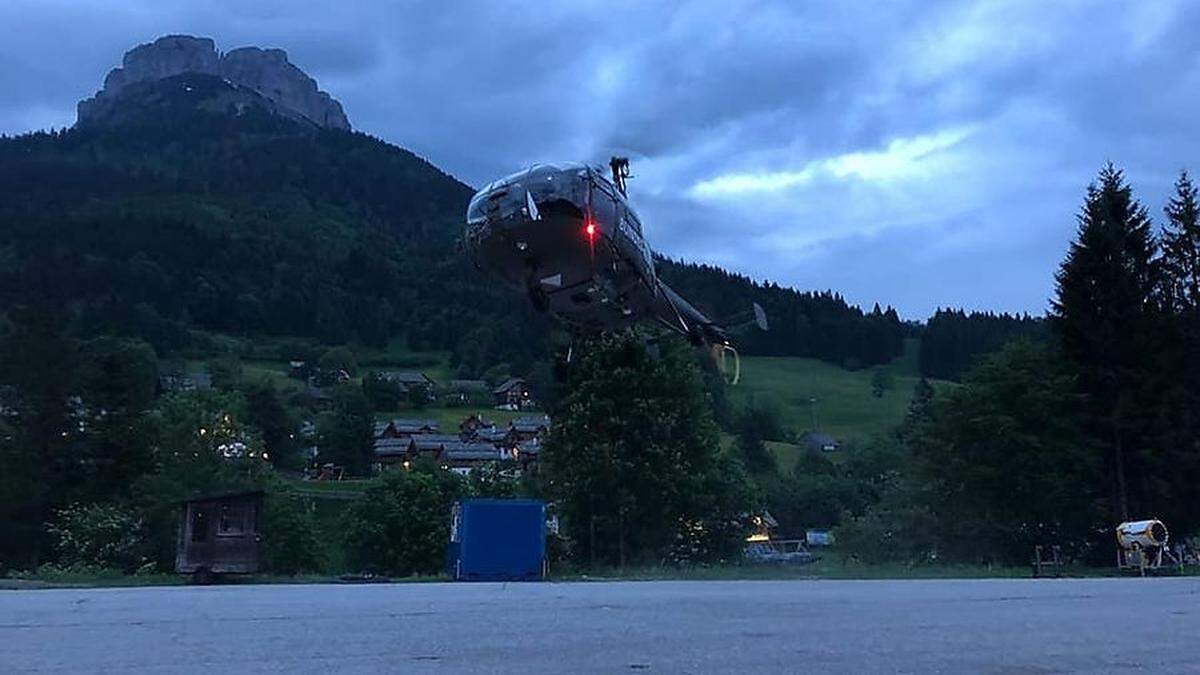 Die Alouette 3 steigt bei Dämmerung zum Suchflug auf