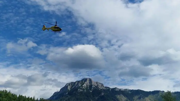 Der Rettungshubschrauber flog den verletzten Biker ins Krankenhaus