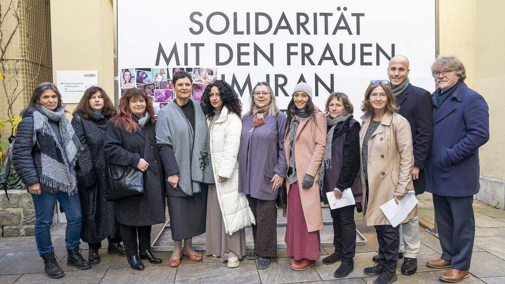Bürgermeisterin Elke Kahr mit Vertreterinnen und Vertretern der Beiräte und der iranischen Aktivistinnen