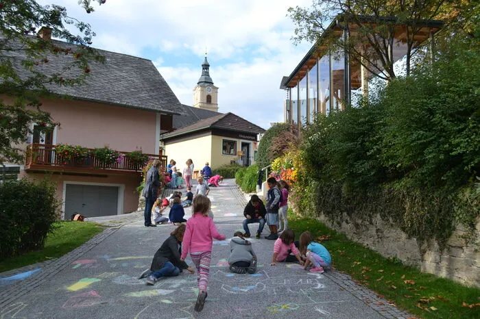 Dabei zeigten die Kinder vollen Körpereinsatz: Die Straßenmalkreiden hinterließen nicht nur Spuren auf den Straßen, sondern auch im Gesicht und auf der Kleidung der Schüler.