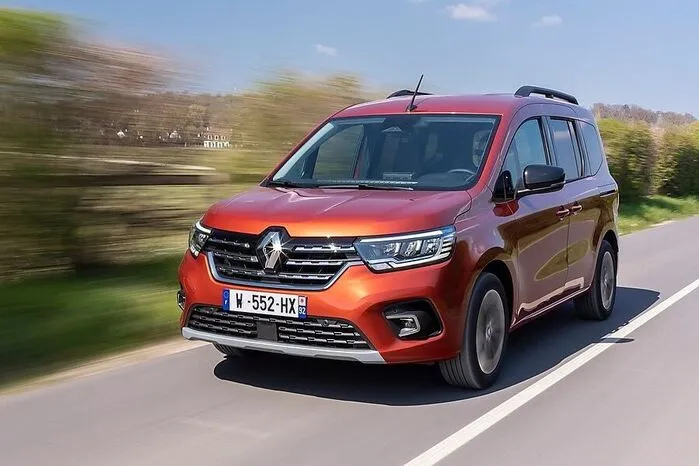 Davon abgesehen sind im Innenraum Ablage- und Staufächer verteilt, die insgesamt 49 Liter schlucken. Das Handschuhfach ist, wie wir es von Renault schon kennen, wie eine Schublade herauszuziehen. Rechnet man alles zusammen, bietet der neue Kangoo unterm Strich 15 Prozent mehr Stauraum als sein Vorgänger.