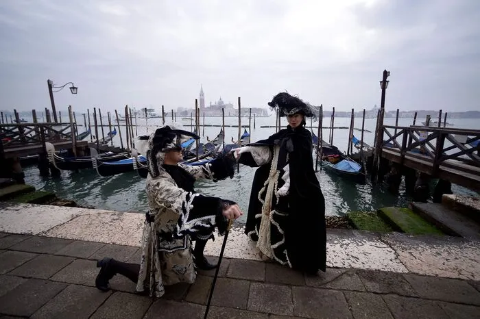 Der "Carnevale di Venezia" verwandelt die Stadt jedes Jahr im Februar in einen Schauplatz der Straßenkunst mit Tanzshows, Konzerten, Ausstellungen, Musik, Filmen und Vorführungen.