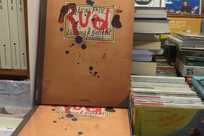 In der "Bücherstube" (Prokopigasse) freut sich Angelika Schimunek über den Erfolg von Herms Fritz`"Rudi Lichtung und Narrheit"
